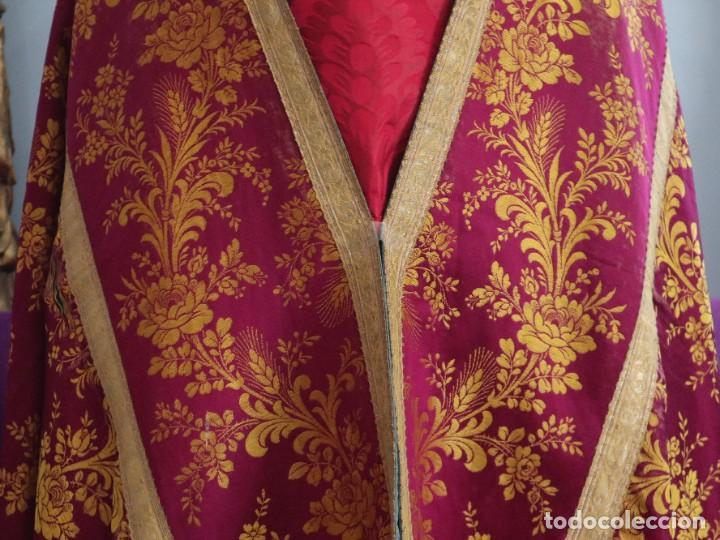 Antigüedades: Capa pluvial confeccionada en seda adornada con dorados en motivos religiosos. Hacia 1900. - Foto 5 - 289759488