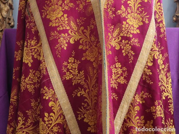 Antigüedades: Capa pluvial confeccionada en seda adornada con dorados en motivos religiosos. Hacia 1900. - Foto 6 - 289759488
