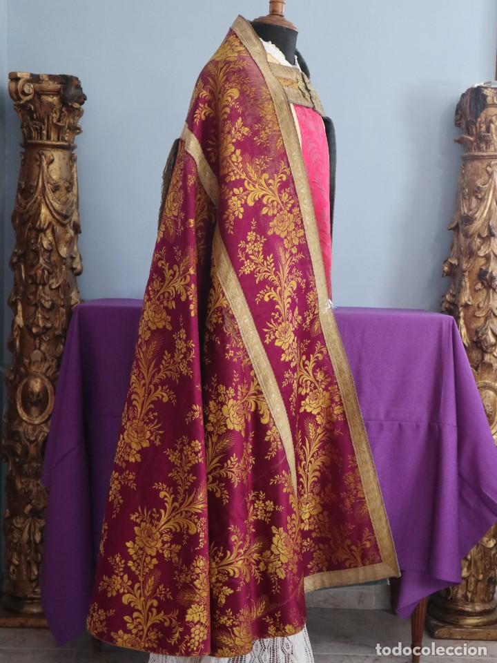 Antigüedades: Capa pluvial confeccionada en seda adornada con dorados en motivos religiosos. Hacia 1900. - Foto 8 - 289759488