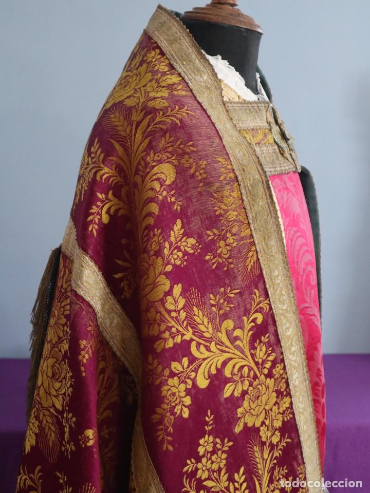Antigüedades: Capa pluvial confeccionada en seda adornada con dorados en motivos religiosos. Hacia 1900. - Foto 9 - 289759488