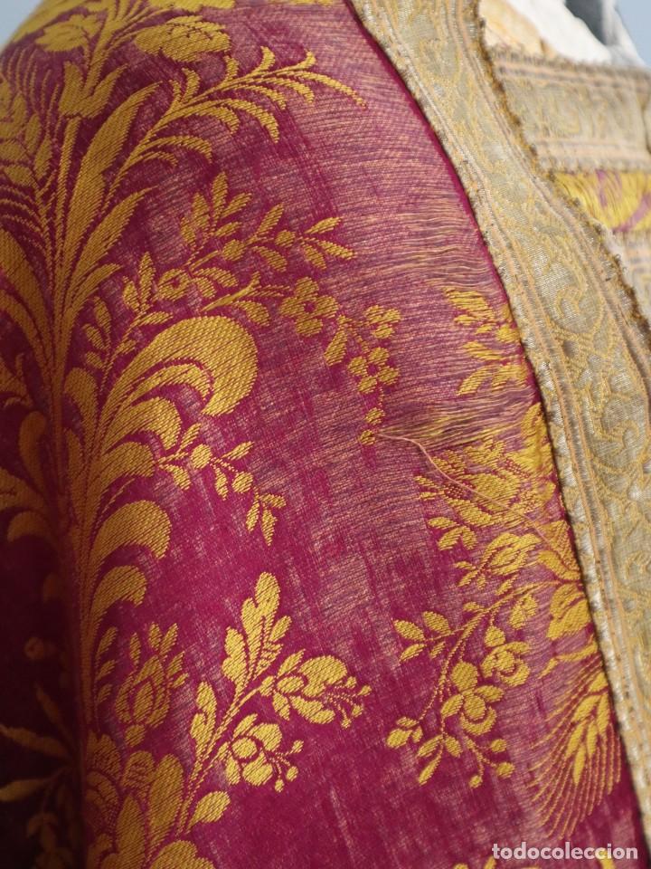 Antigüedades: Capa pluvial confeccionada en seda adornada con dorados en motivos religiosos. Hacia 1900. - Foto 10 - 289759488