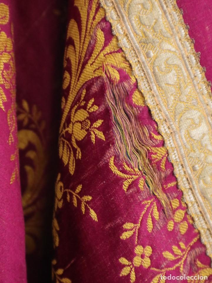 Antigüedades: Capa pluvial confeccionada en seda adornada con dorados en motivos religiosos. Hacia 1900. - Foto 11 - 289759488