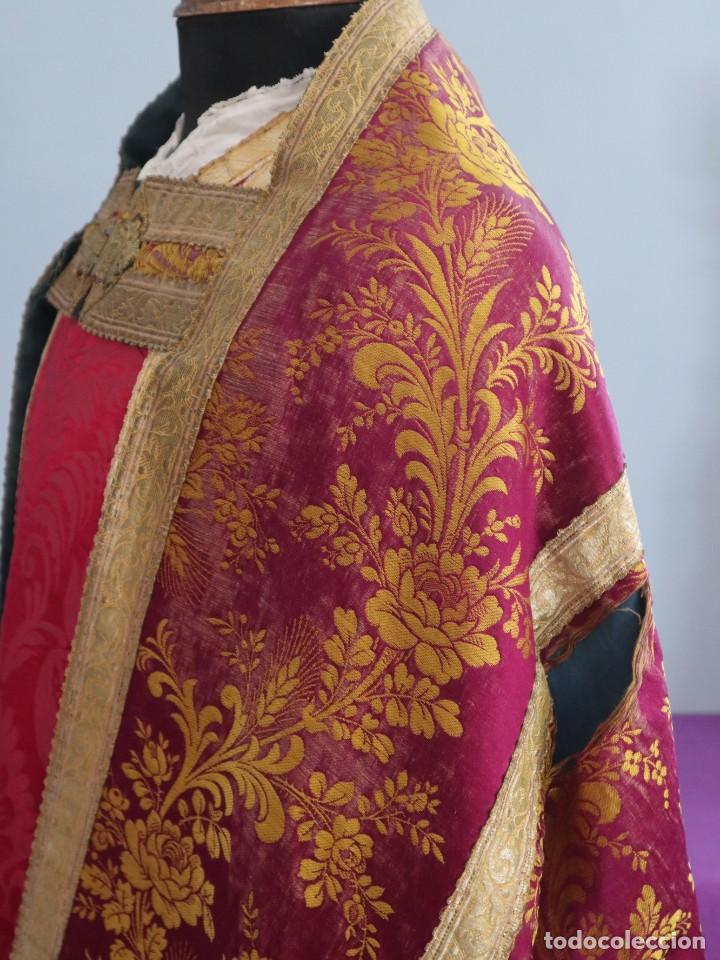 Antigüedades: Capa pluvial confeccionada en seda adornada con dorados en motivos religiosos. Hacia 1900. - Foto 14 - 289759488