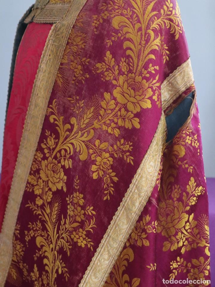 Antigüedades: Capa pluvial confeccionada en seda adornada con dorados en motivos religiosos. Hacia 1900. - Foto 16 - 289759488