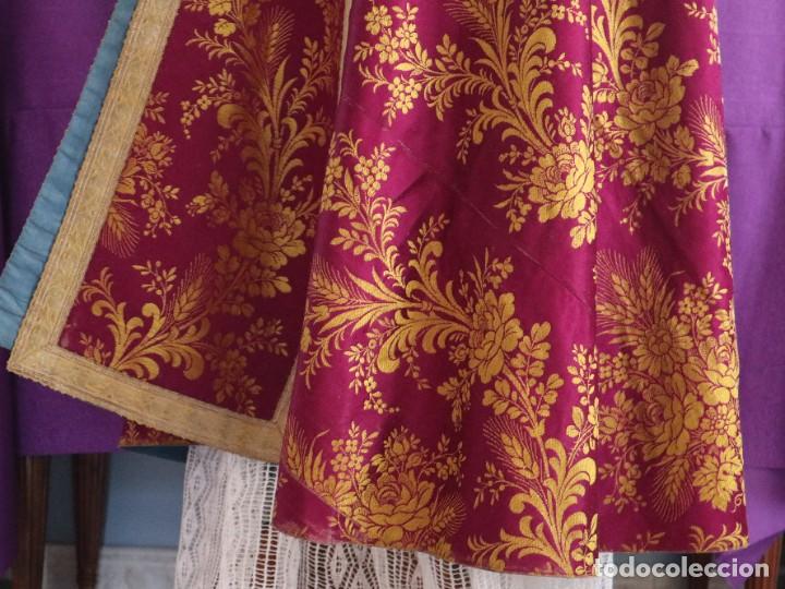 Antigüedades: Capa pluvial confeccionada en seda adornada con dorados en motivos religiosos. Hacia 1900. - Foto 18 - 289759488