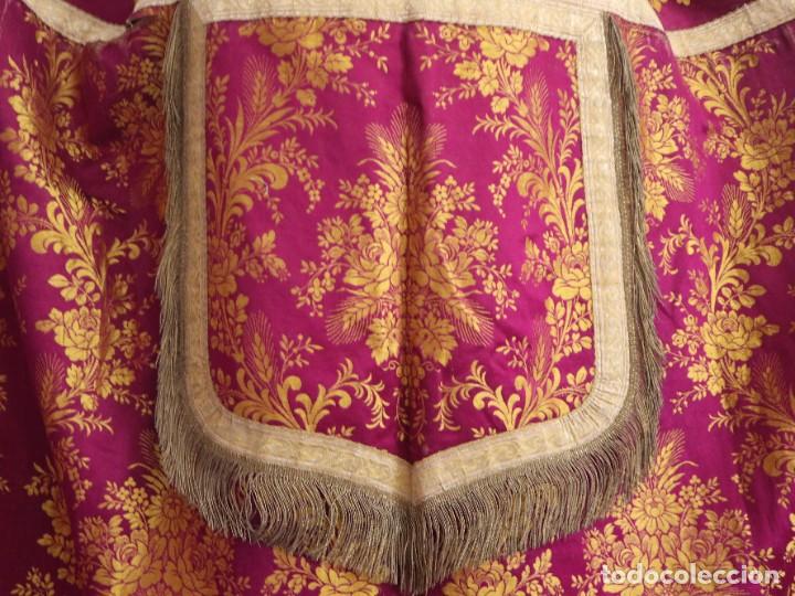 Antigüedades: Capa pluvial confeccionada en seda adornada con dorados en motivos religiosos. Hacia 1900. - Foto 22 - 289759488