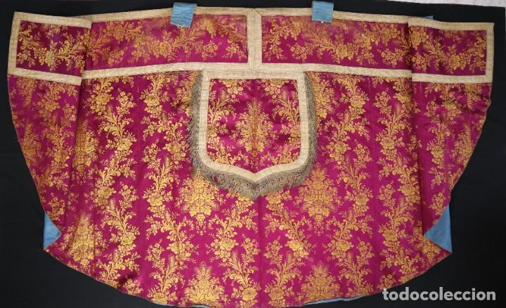 Antigüedades: Capa pluvial confeccionada en seda adornada con dorados en motivos religiosos. Hacia 1900. - Foto 25 - 289759488
