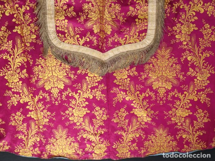 Antigüedades: Capa pluvial confeccionada en seda adornada con dorados en motivos religiosos. Hacia 1900. - Foto 28 - 289759488