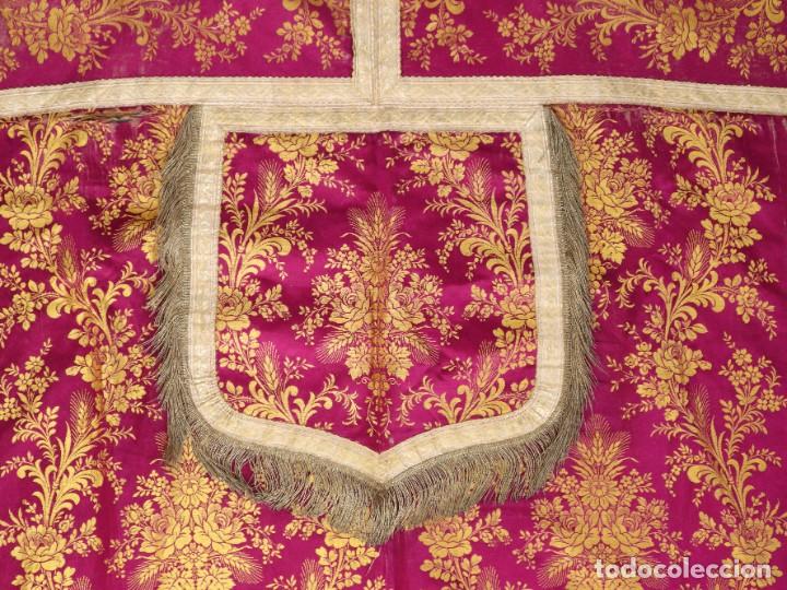 Antigüedades: Capa pluvial confeccionada en seda adornada con dorados en motivos religiosos. Hacia 1900. - Foto 29 - 289759488