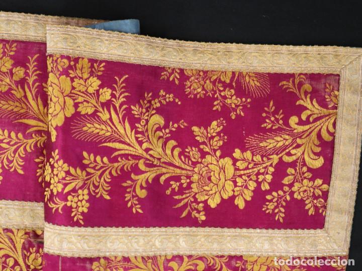 Antigüedades: Capa pluvial confeccionada en seda adornada con dorados en motivos religiosos. Hacia 1900. - Foto 30 - 289759488