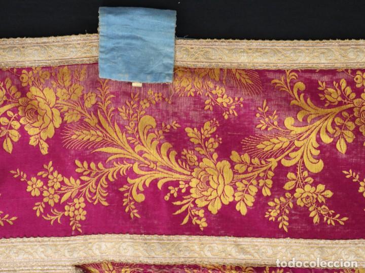 Antigüedades: Capa pluvial confeccionada en seda adornada con dorados en motivos religiosos. Hacia 1900. - Foto 31 - 289759488