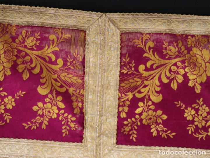 Antigüedades: Capa pluvial confeccionada en seda adornada con dorados en motivos religiosos. Hacia 1900. - Foto 32 - 289759488