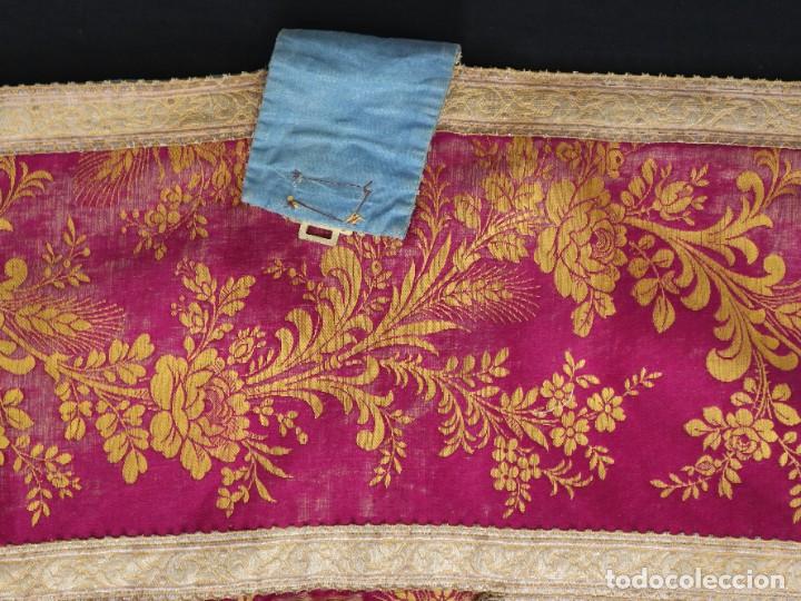 Antigüedades: Capa pluvial confeccionada en seda adornada con dorados en motivos religiosos. Hacia 1900. - Foto 33 - 289759488