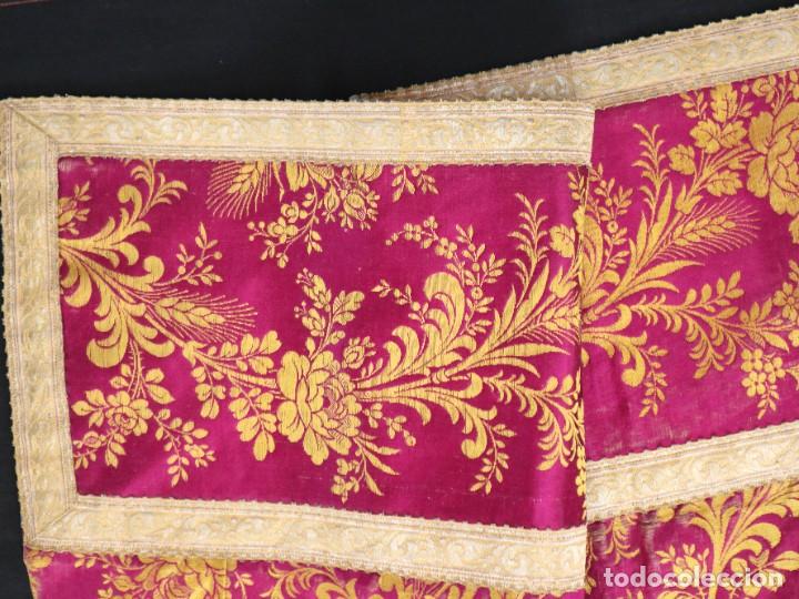 Antigüedades: Capa pluvial confeccionada en seda adornada con dorados en motivos religiosos. Hacia 1900. - Foto 34 - 289759488