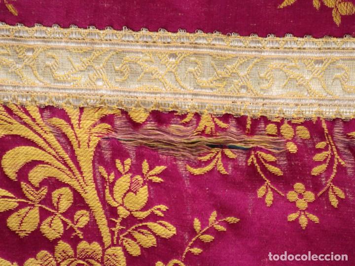 Antigüedades: Capa pluvial confeccionada en seda adornada con dorados en motivos religiosos. Hacia 1900. - Foto 36 - 289759488