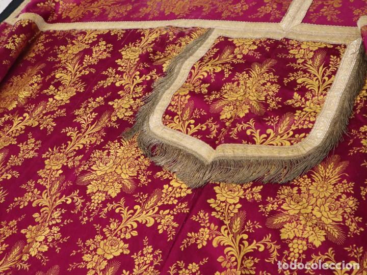 Antigüedades: Capa pluvial confeccionada en seda adornada con dorados en motivos religiosos. Hacia 1900. - Foto 38 - 289759488