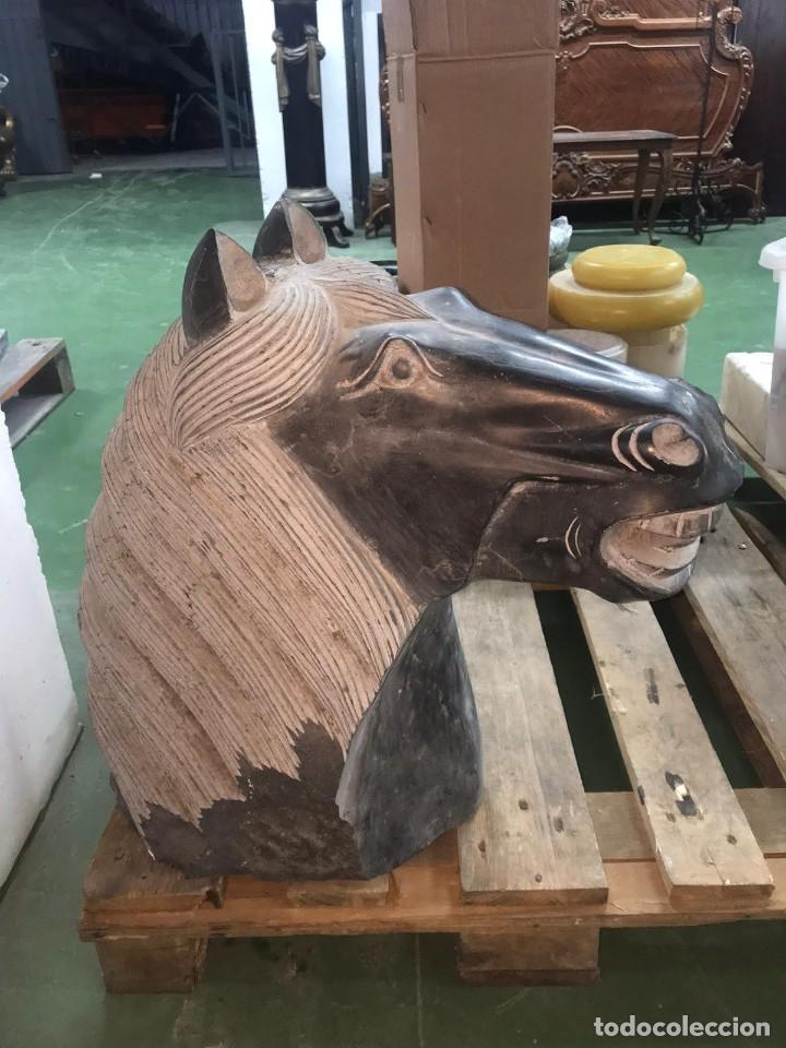 Antig&uuml;edades: Cabeza de caballo tallada en m&aacute;rmol