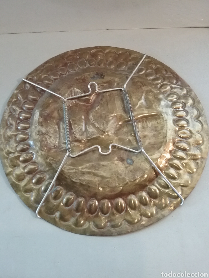 Antig&uuml;edades: Plato cincelado en metal. - Foto 2