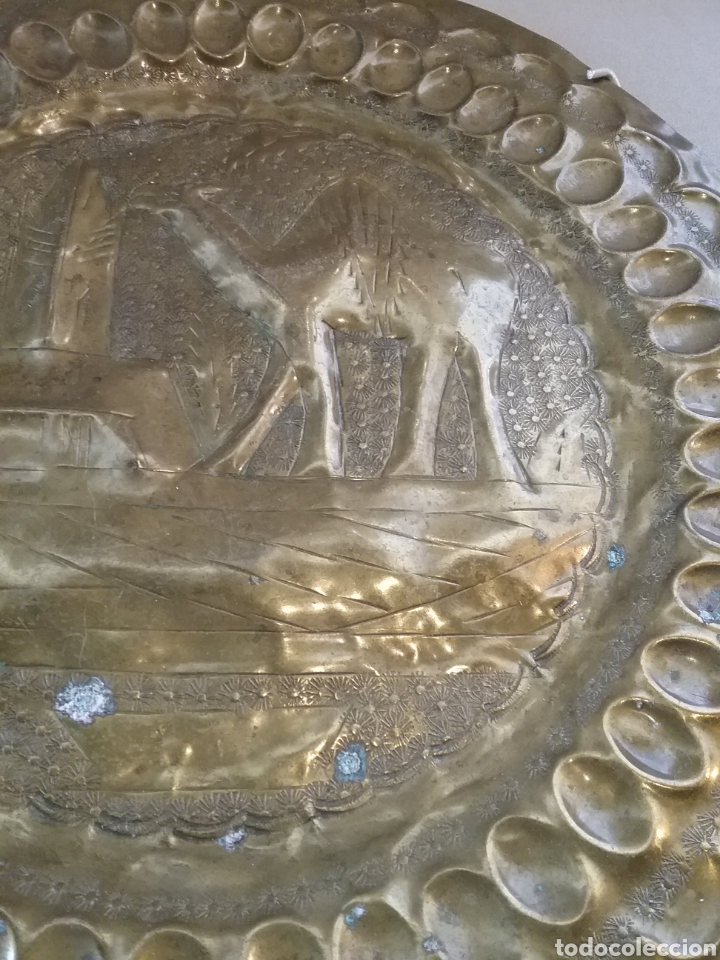 Antig&uuml;edades: Plato cincelado en metal. - Foto 3