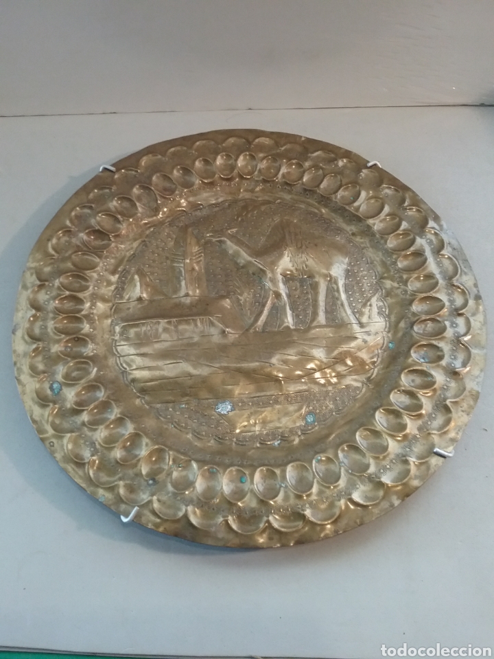 Antig&uuml;edades: Plato cincelado en metal. - Foto 1