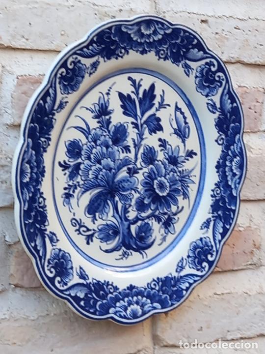 Antig&uuml;edades: PLATO EN PORCELANA DE HOLANDA - MARCADA EN LA BASE. - Foto 3
