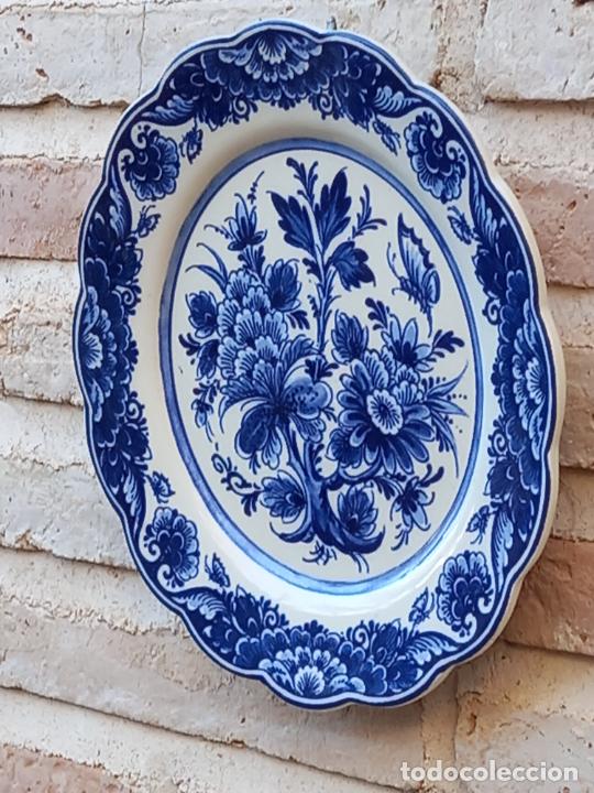 Antig&uuml;edades: PLATO EN PORCELANA DE HOLANDA - MARCADA EN LA BASE. - Foto 4