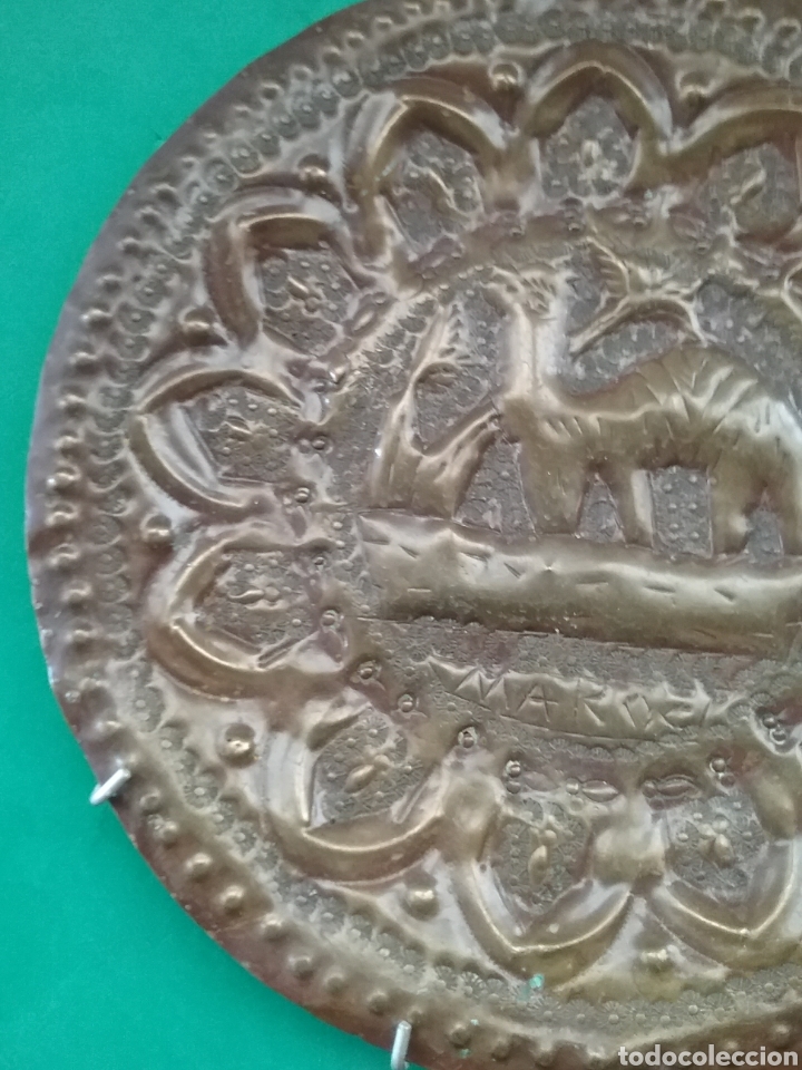 Antig&uuml;edades: Plato cincelado en metal - Foto 2