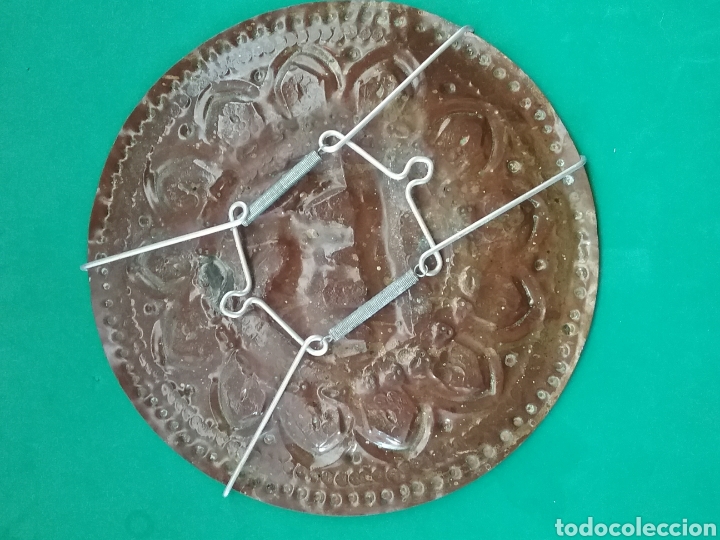 Antig&uuml;edades: Plato cincelado en metal - Foto 3