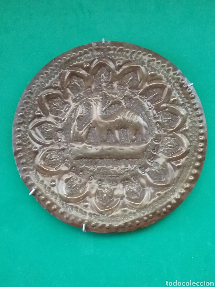 Antig&uuml;edades: Plato cincelado en metal - Foto 1