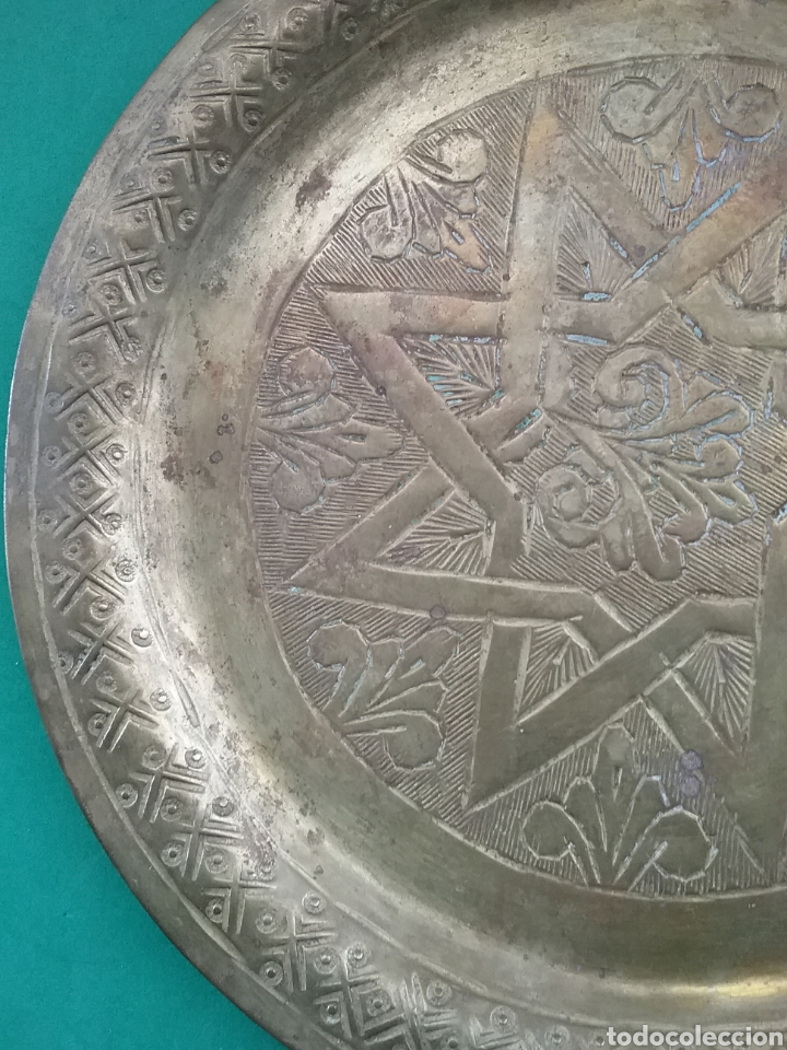 Antig&uuml;edades: Plato cincelado en metal. - Foto 2