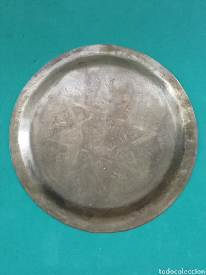 Antig&uuml;edades: Plato cincelado en metal. - Foto 3
