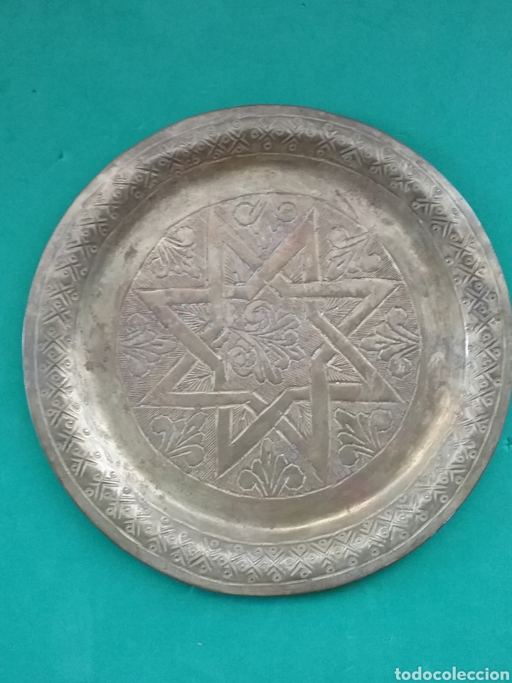 Antig&uuml;edades: Plato cincelado en metal. - Foto 1