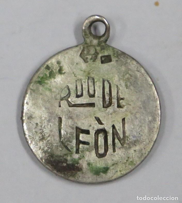 Antig&uuml;edades: MEDALLA NUESTRA SE&Ntilde;ORA DE LAS ANGUSTIAS. LE&Oacute;N. PLATA - Foto 2