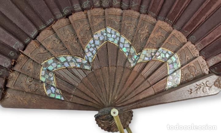Antigüedades: Excepcional abanico en madera calada, tallada, taraceada y seda pintada. ca 1890 28cm - Foto 2 - 290345528