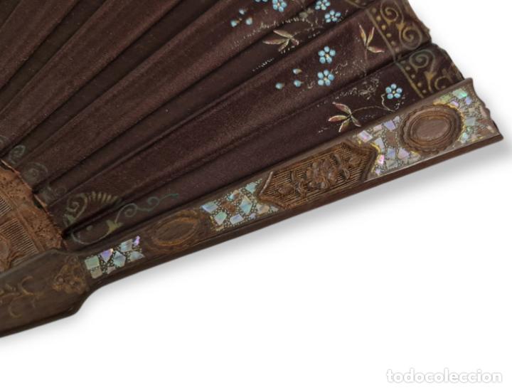 Antigüedades: Excepcional abanico en madera calada, tallada, taraceada y seda pintada. ca 1890 28cm - Foto 3 - 290345528