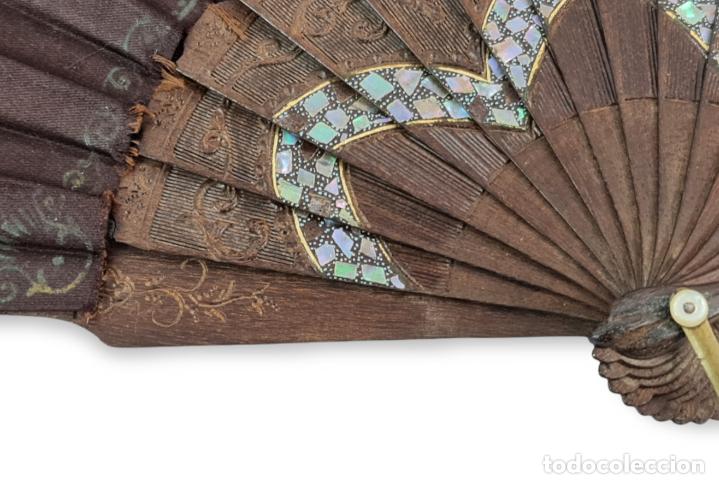 Antigüedades: Excepcional abanico en madera calada, tallada, taraceada y seda pintada. ca 1890 28cm - Foto 5 - 290345528