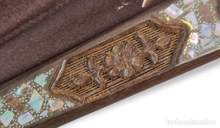 Antigüedades: Excepcional abanico en madera calada, tallada, taraceada y seda pintada. ca 1890 28cm - Foto 6 - 290345528