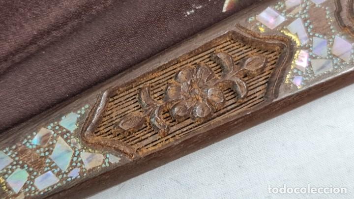 Antigüedades: Excepcional abanico en madera calada, tallada, taraceada y seda pintada. ca 1890 28cm - Foto 15 - 290345528