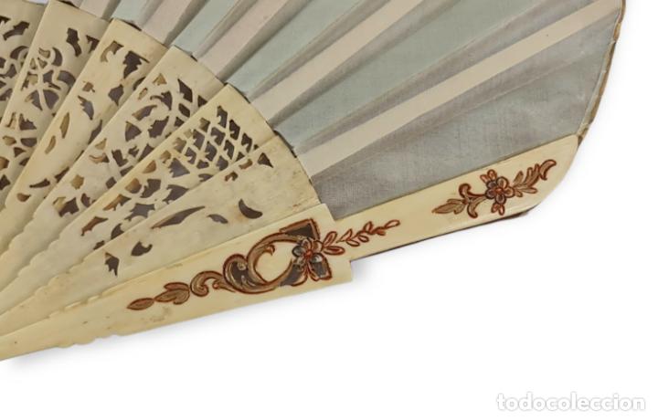 Antigüedades: Precioso abanico en hueso calado y policromado. País seda pintada. 25cm ca 1900 - Foto 9 - 290357673
