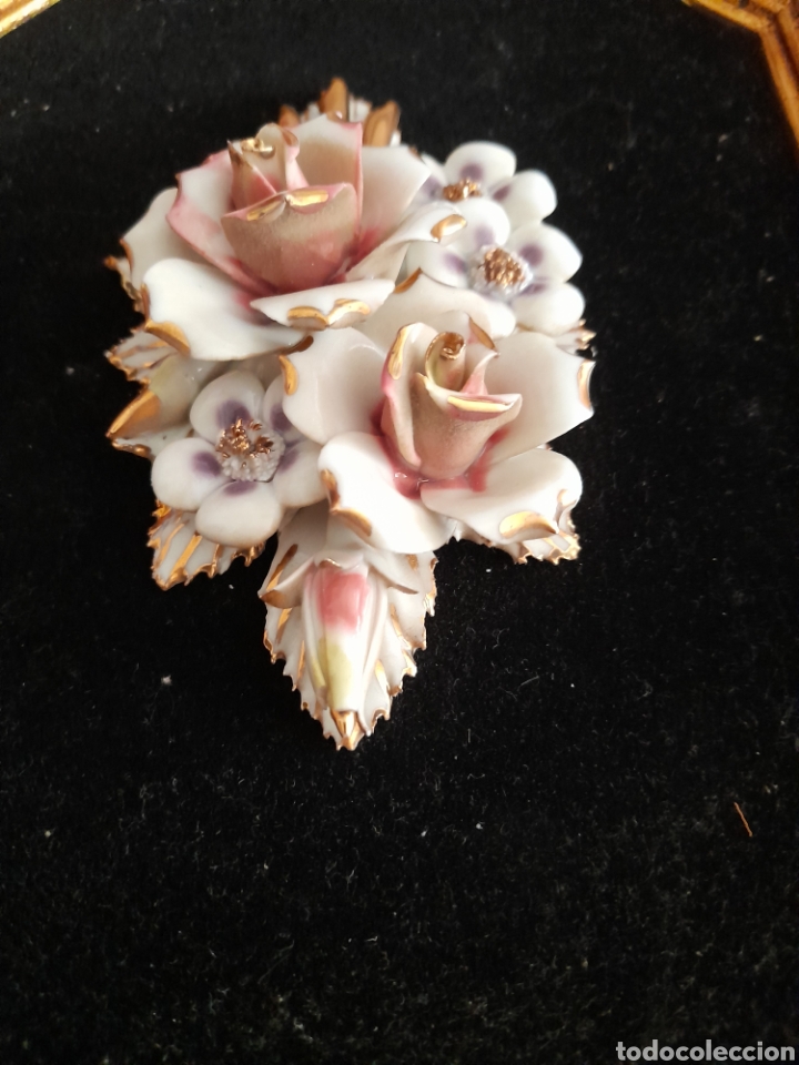 Antig&uuml;edades: Flor de porcelana enmarcada - Foto 3