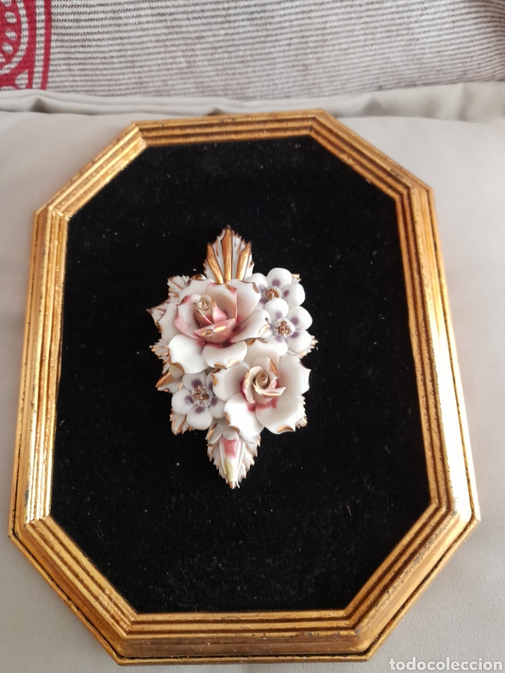 Antig&uuml;edades: Flor de porcelana enmarcada - Foto 1