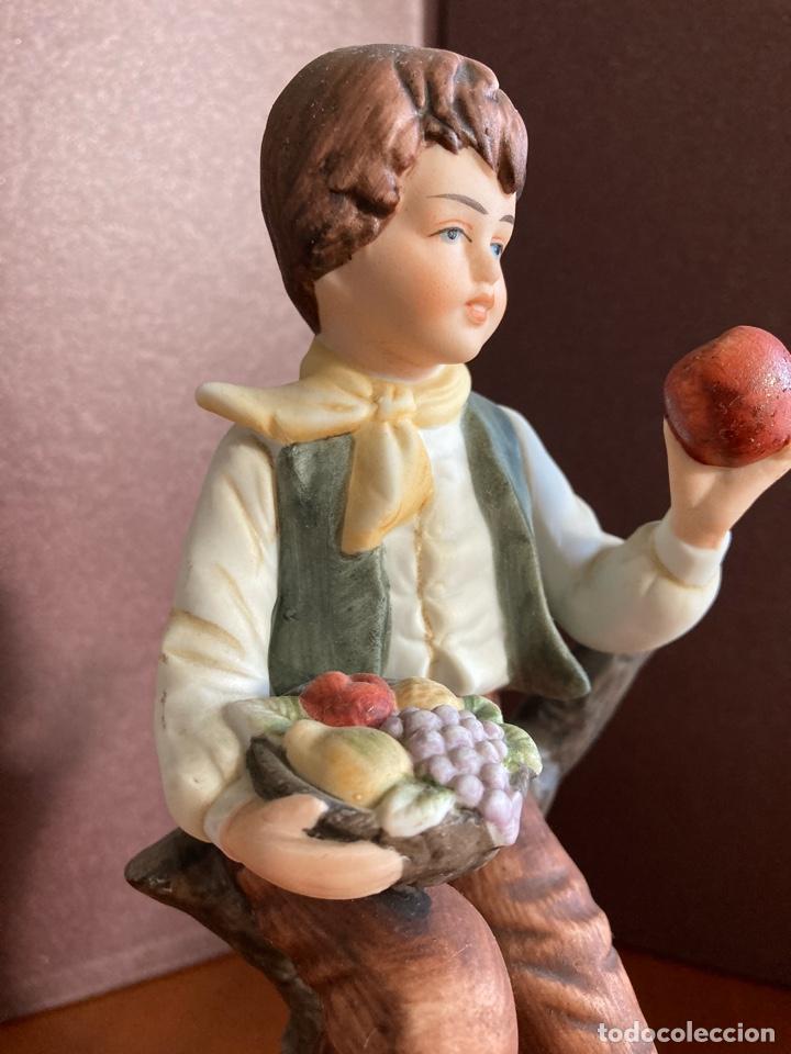 Antigüedades: Pareja de niño y niña con frutas, 20 cm alto, porcelana biscuit K.K. Crown China Japan - Foto 2 - 290425493