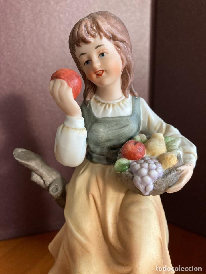 Antigüedades: Pareja de niño y niña con frutas, 20 cm alto, porcelana biscuit K.K. Crown China Japan - Foto 3 - 290425493