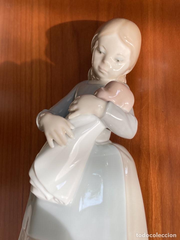 Antigüedades: Figura de porcelana NAO (Lladró), niña con bebé, 22cm alto, Made in Spain, ca. 1980, con sello - Foto 3 - 290440388