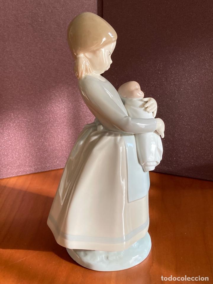 Antigüedades: Figura de porcelana NAO (Lladró), niña con bebé, 22cm alto, Made in Spain, ca. 1980, con sello - Foto 6 - 290440388