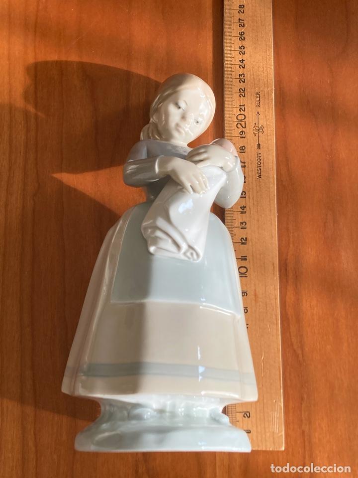 Antigüedades: Figura de porcelana NAO (Lladró), niña con bebé, 22cm alto, Made in Spain, ca. 1980, con sello - Foto 7 - 290440388