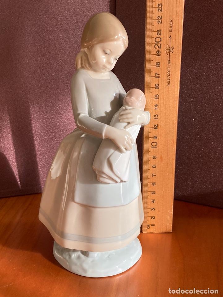 Antigüedades: Figura de porcelana NAO (Lladró), niña con bebé, 22cm alto, Made in Spain, ca. 1980, con sello - Foto 8 - 290440388
