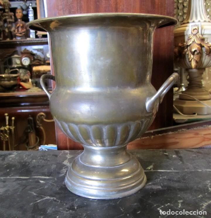 Antig&uuml;edades: Copa, trofeo, florero en metal plateado - Foto 1
