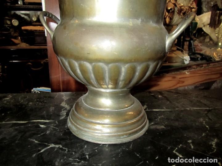 Antig&uuml;edades: Copa, trofeo, florero en metal plateado - Foto 2