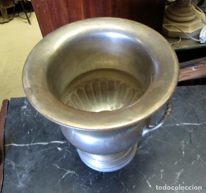 Antig&uuml;edades: Copa, trofeo, florero en metal plateado - Foto 3